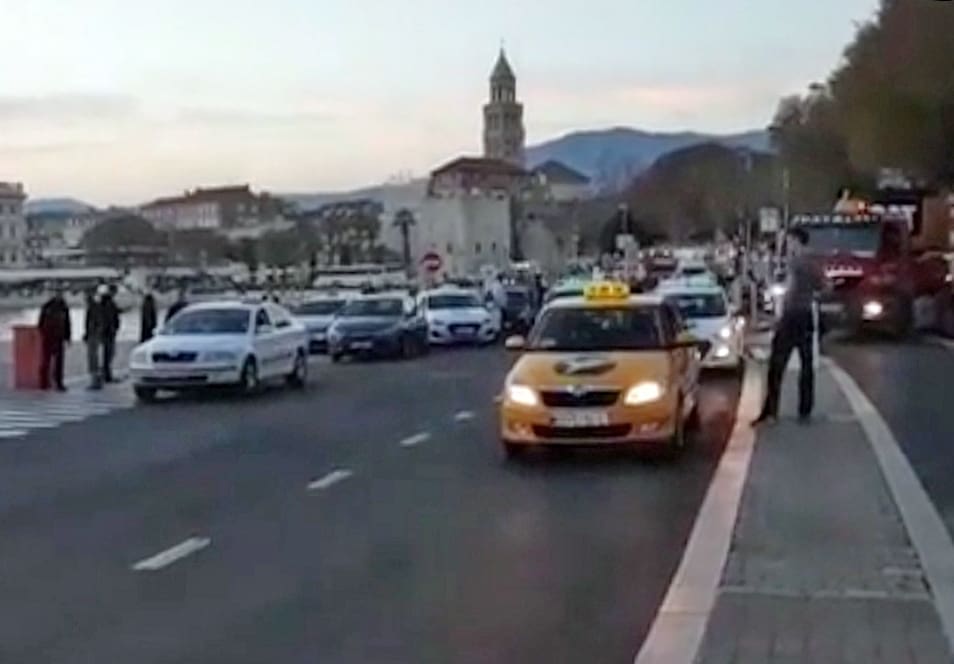 OGORČENI ČITATELJ "Blokirali su luku, ne mogu ući od pustih taksija"