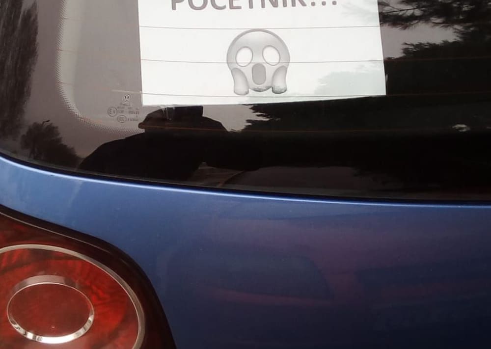 Vozač početnik na simpatičan način upozorio na svoje neiskustvo za volanom