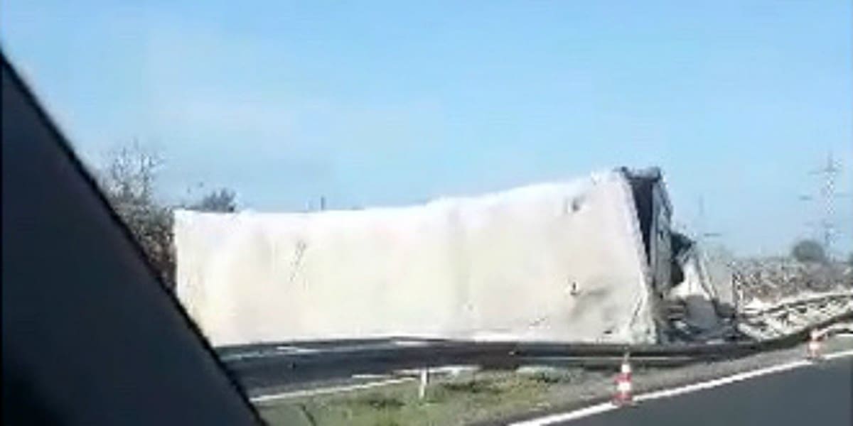 ŠLEPEROM PROBIO OGRADU Vozač prevezen u bolnicu