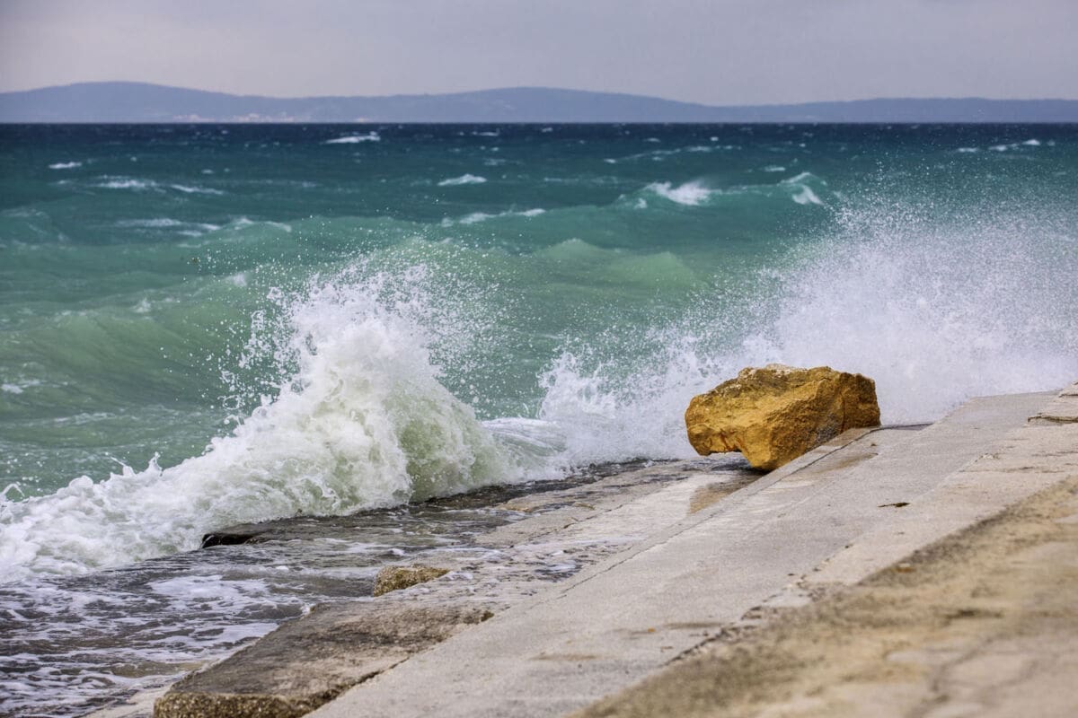 Zbog jakog juga u prekidu nekoliko linija prema otocima, magla i vjetar otežavaju promet u unutrašnjosti