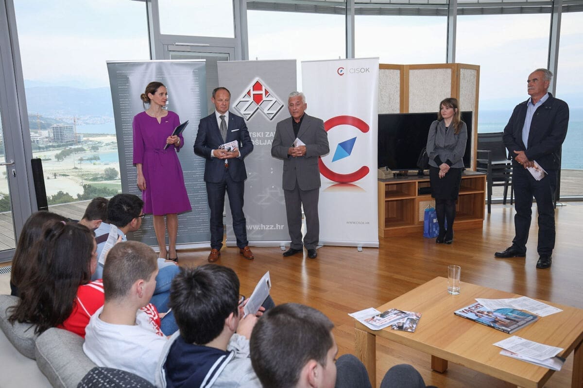 UČENICI U HOTELU RADISSON BLUE: O struci se najbolje uči u tvrtki