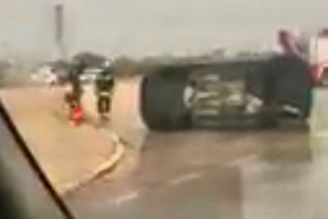 PROMETNA NA ŠIBENSKOM MOSTU Jedno auto završilo na boku, vatrogasci izašli na teren