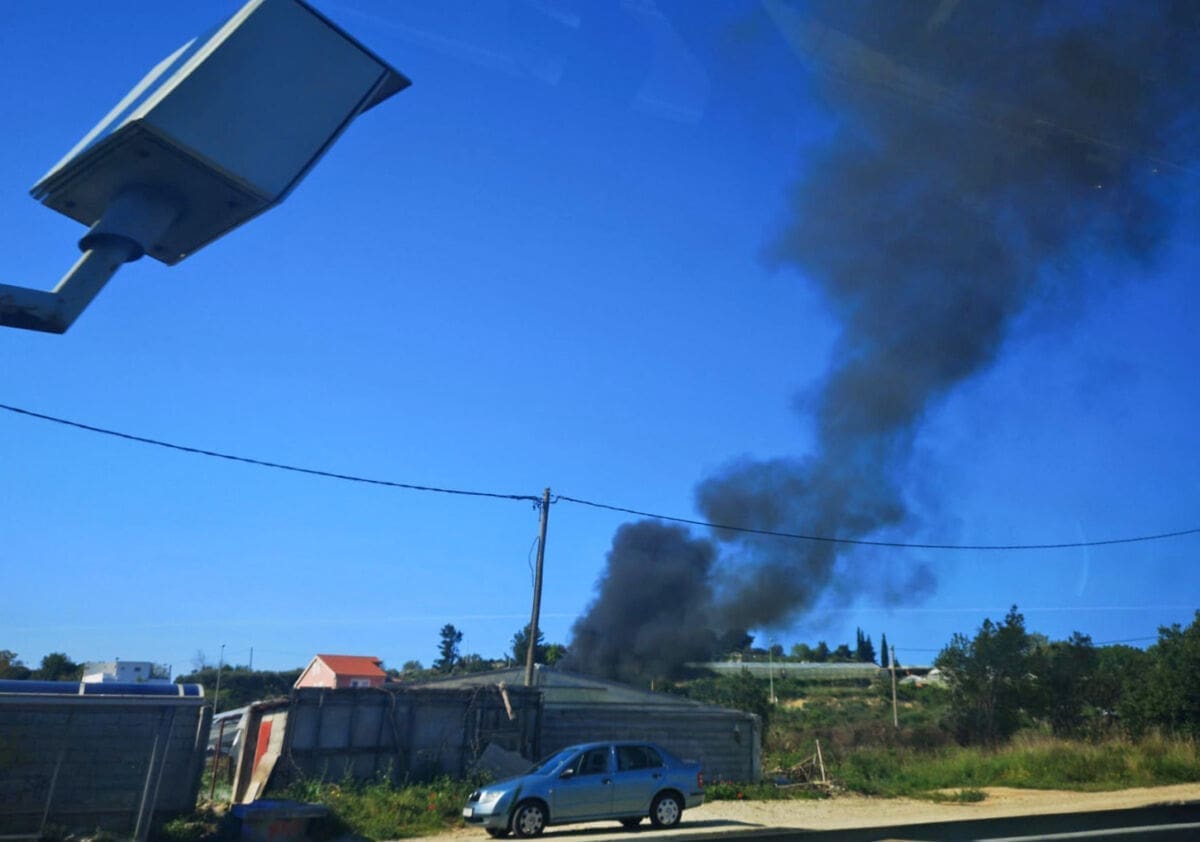 Crni gusti dim na Sirobuji: "Jučer je na isto mjesto pozvana policija"