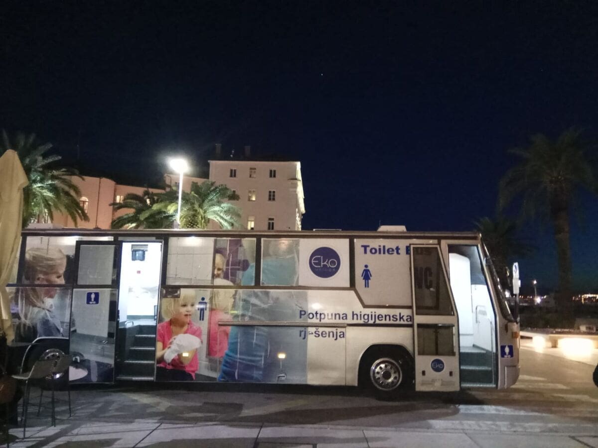 Na Rivi parkiran autobus koji je posebno prenamijenjen u pokretni toalet