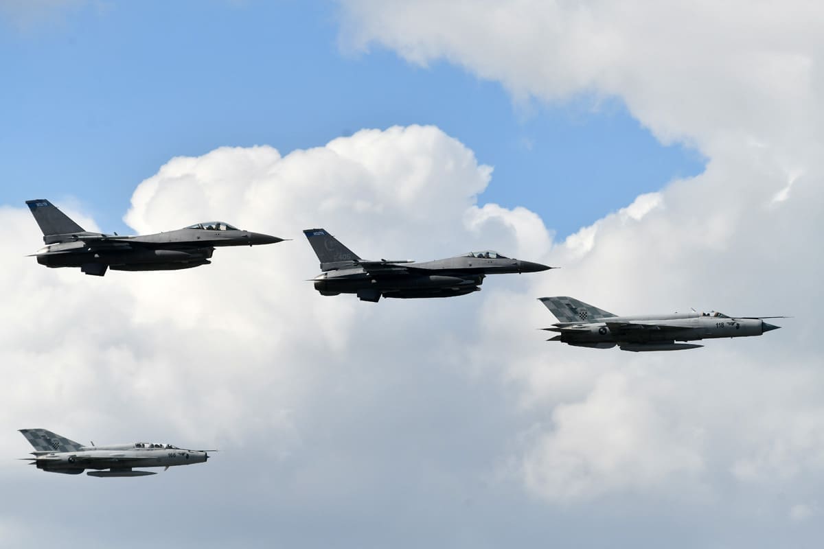 Kadeti s američkim avionima F-16