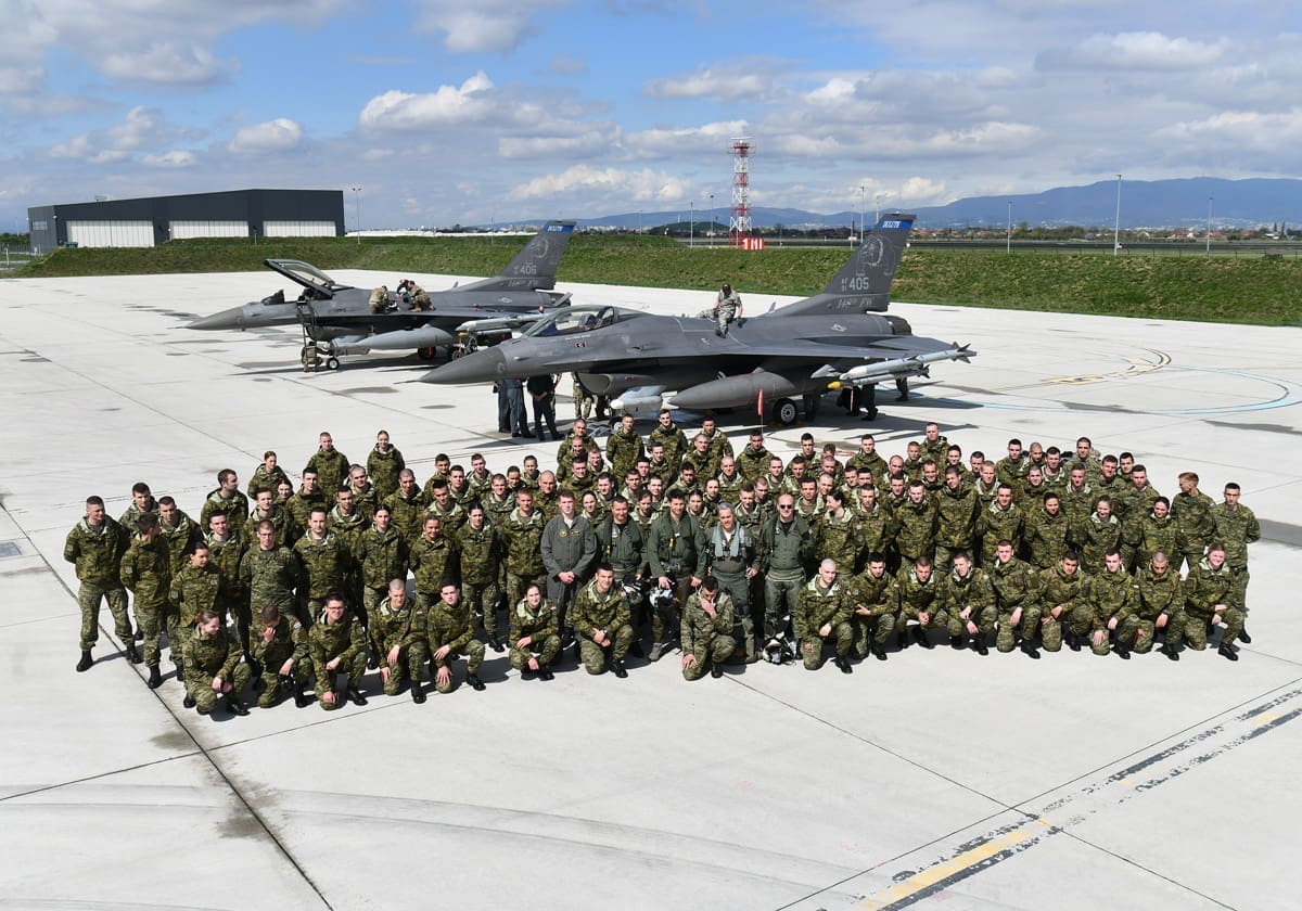 Hrvatski kadeti s pilotima američkih borbenih aviona F-16