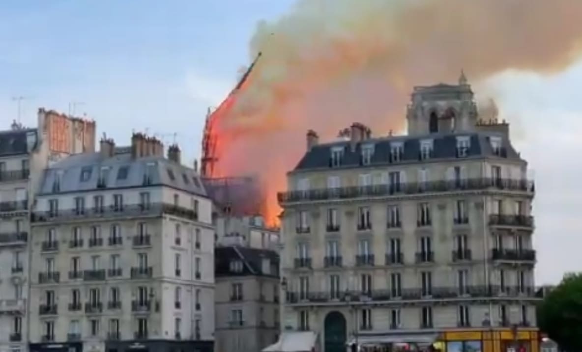 Pogledajte trenutak urušavanja tornjeva Notre-Damea: "Ništa neće ostati"