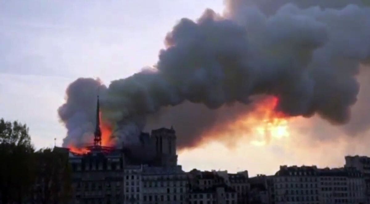Francuzi u suzama: Simbol Pariza je izgorio, više ništa neće biti isto!