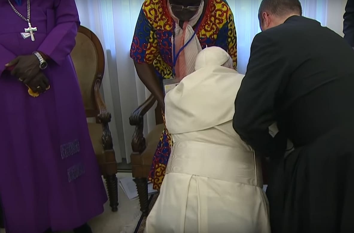 Papa oduševio sve prisutne: Kleknuo i poljubio stopala vođama zaraćene afričke zemlje