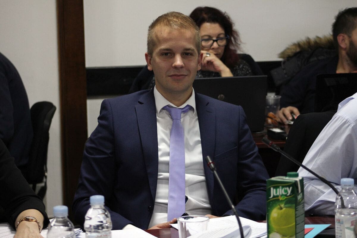 Pauk odgovorio Prnjak: "Vidjela žaba da konje kuju, pa i ona digla nogu"