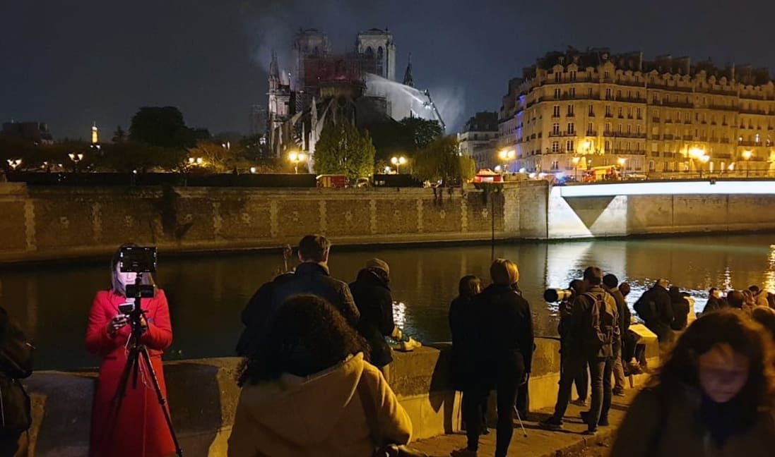 NAJNOVIJE FOTOGRAFIJE IZ PARIZA "Zahvaljujući nadljudskim naporima vatrogasaca, nije sve uništeno"