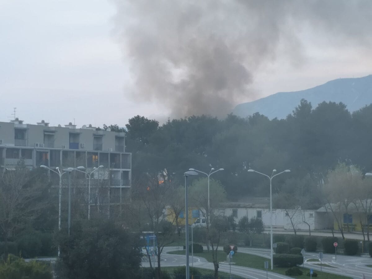 Požar na Turskoj kuli: Splitski vatrogasci izašli na požarište