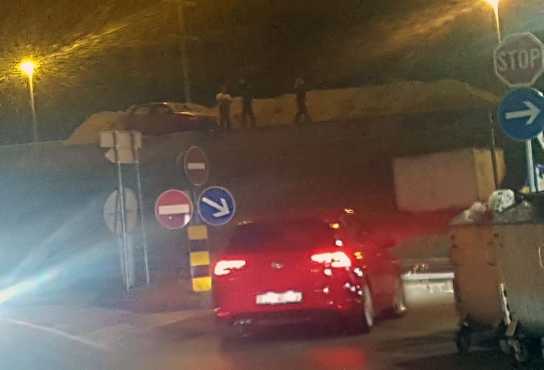 PROMETNA NA IZLAZU IZ SPLITA Vozilom probio zaštitnu ogradu i polomio prometnu signalizaciju