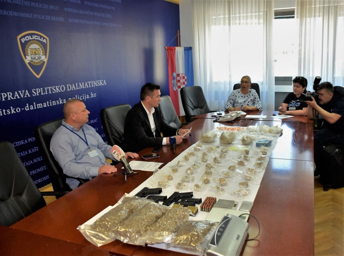 Splićanin u iznajmljenom prostoru 'skladištio' preko sedam kilograma raznih droga, pištolje i streljiva