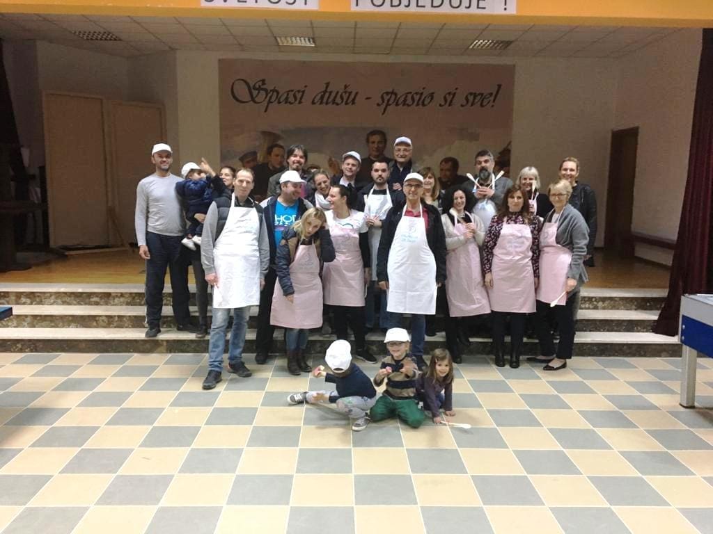 PRIDRUŽITE IM SE Splitski volonteri šest puta mjesečno kuhaju za beskućnike