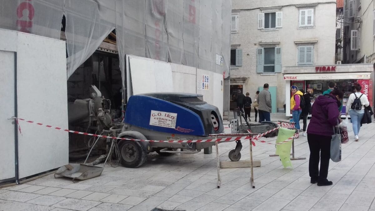 STIŽU KAZNE Strojem za estrih po Pjaci bez dozvole: Na teren stigli komunalni redari i policija