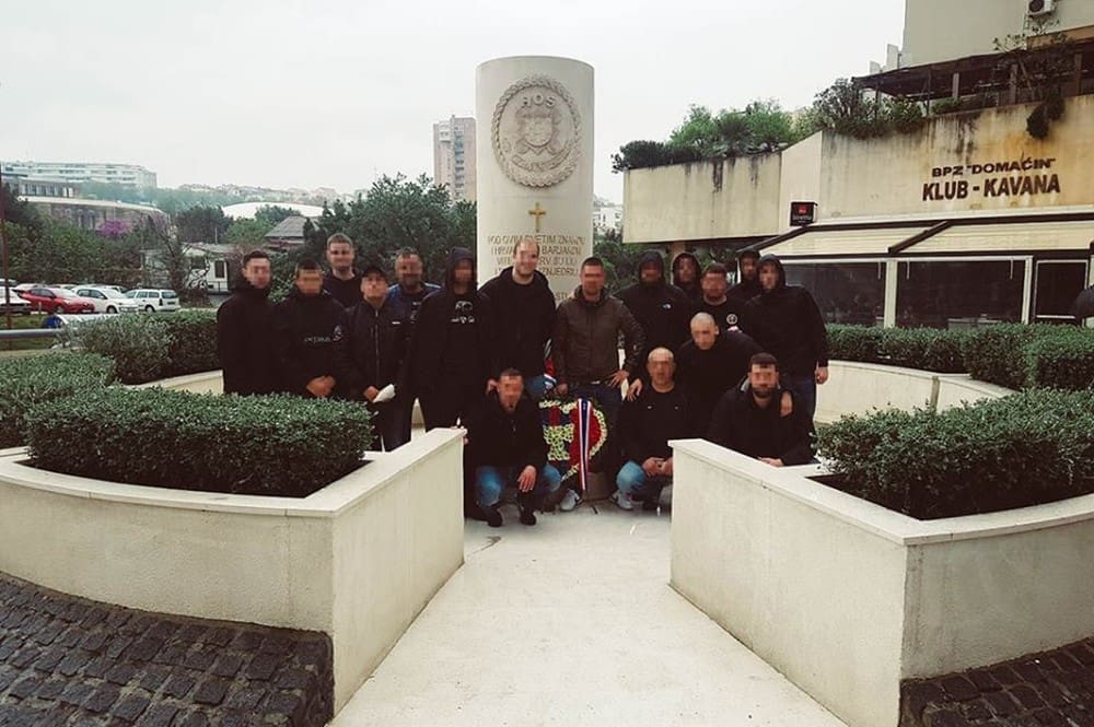 Torcida položila vijence na spomenik HOS-u u Splitu: "Prolazniče, pogni svoju glavu!"