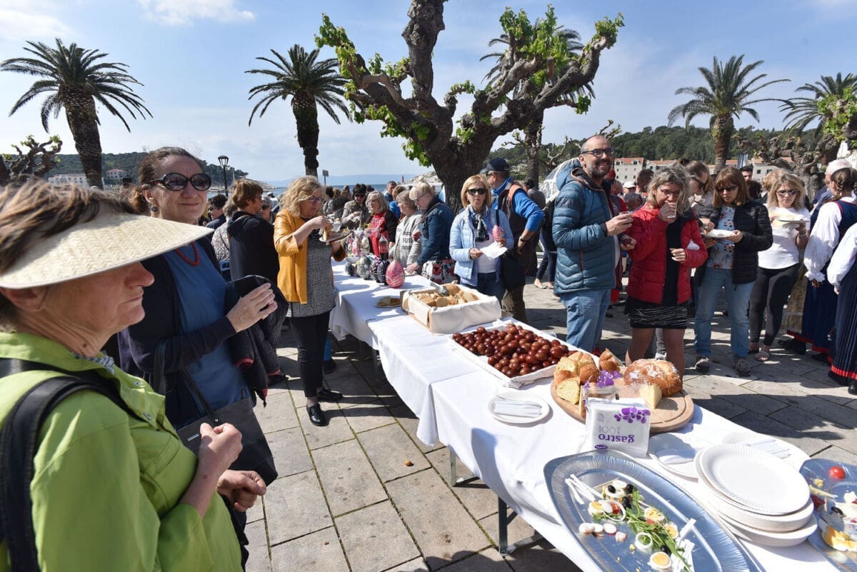 USKRSNI DORUČAK Makaranima i turistima delicije pripremali najbolji gradski kuhari, a atmosferu začinio Đani Stipaničev