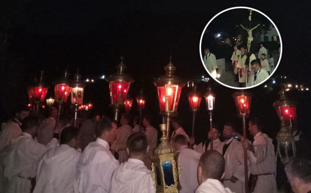 Običaj star preko 500 godina: Na Hvaru počela procesija "Za križen"