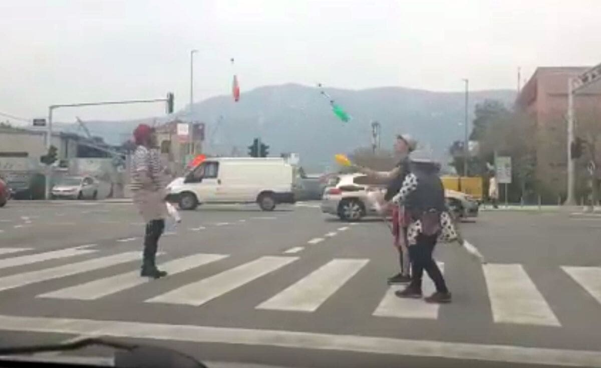 SPLITU NIKAD DOSTA ZABAVE Vozače nasred raskrižja zatekli - ulični zabavljači!