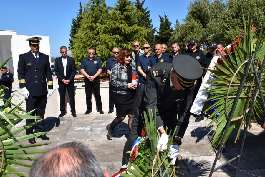 Šibenik: Uz Dan županije položeni vijenci i zapaljene svijeće