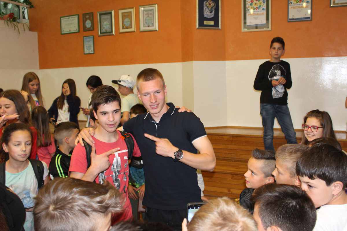 Djeca iz Vojvodine stigla u Žrnovnicu, zavladala euforija kad ih je dočekao Ante Palaversa!