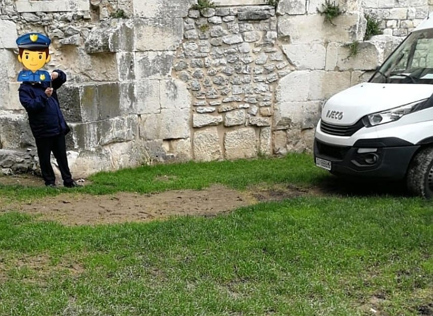 Uoči današnjeg skupa HDZ-a kombiji parkirali na travu kod Zlatnih vrata: Gradski komunalci ekspresno ispisali kazne