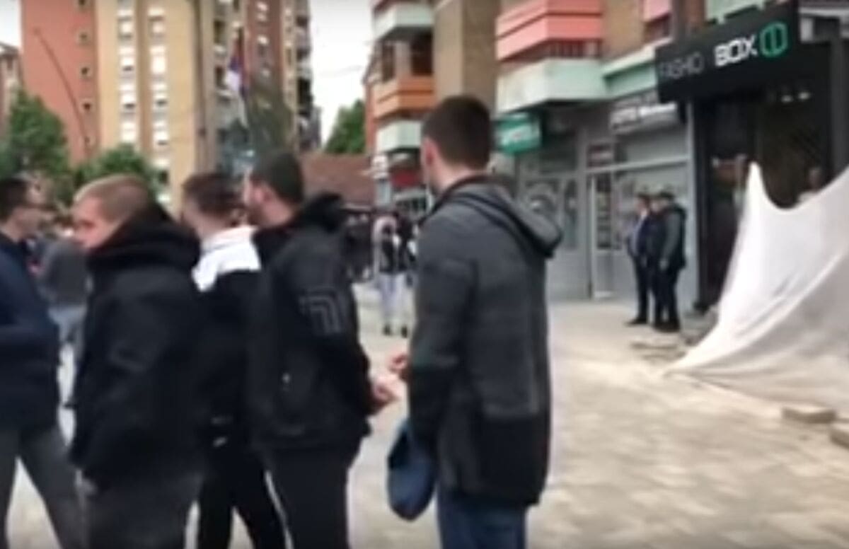 Drama na Kosovu: Na ulicama pucnjevi, suzavac i sirene za uzbunu, ima ranjenih, oglasio se i Vučić