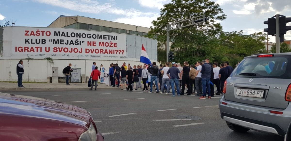 Članovi i simpatizeri Malonogometnog kluba Mejaši prosvjedovali na Vukovarskoj ulici