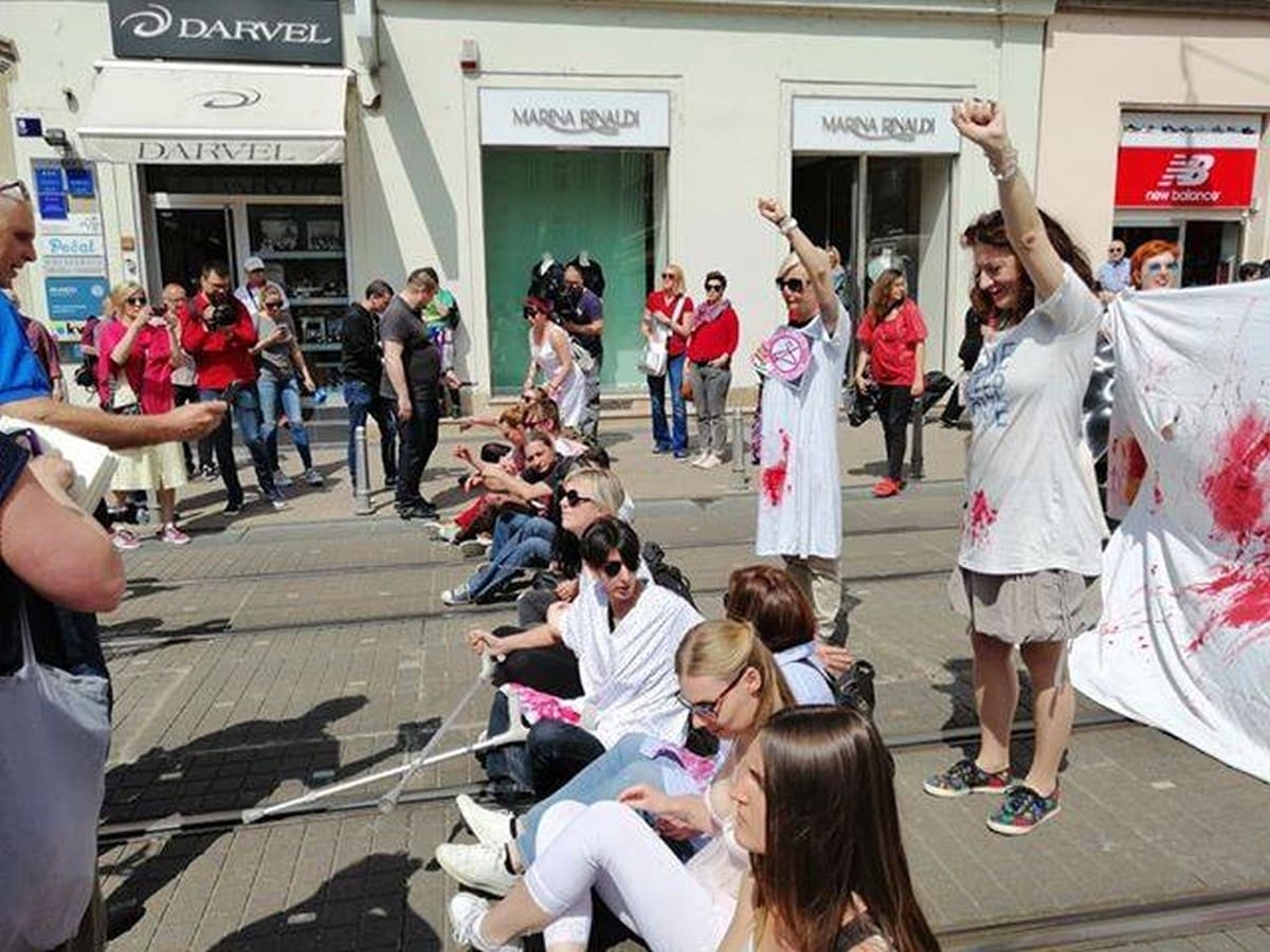 Protuprosvjednici u "krvavim" spavaćicama tijelima blokirali prolaz sudionicima "Hoda za život"