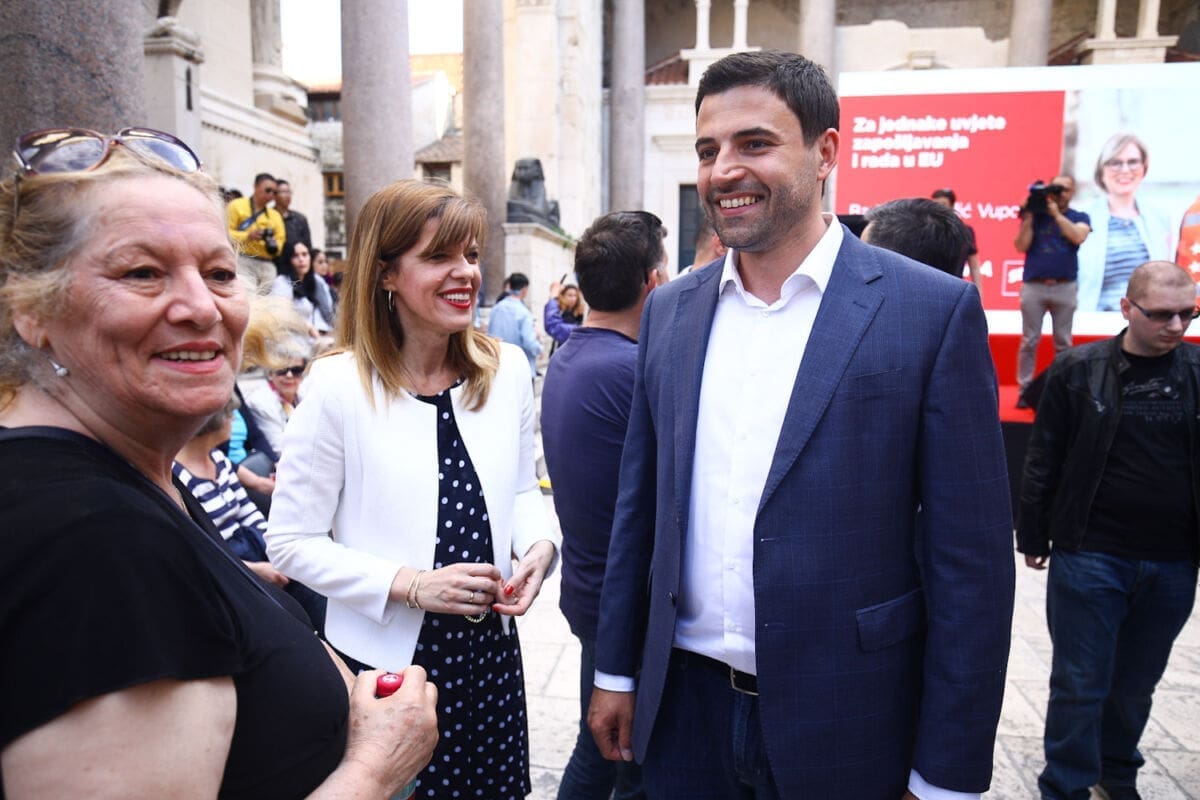 KASNI SDP-OVA KONFERENCIJA NA RIVI Bernardić zapeo u splitskoj gužvi, upravo pješači od Auto Hrvatske