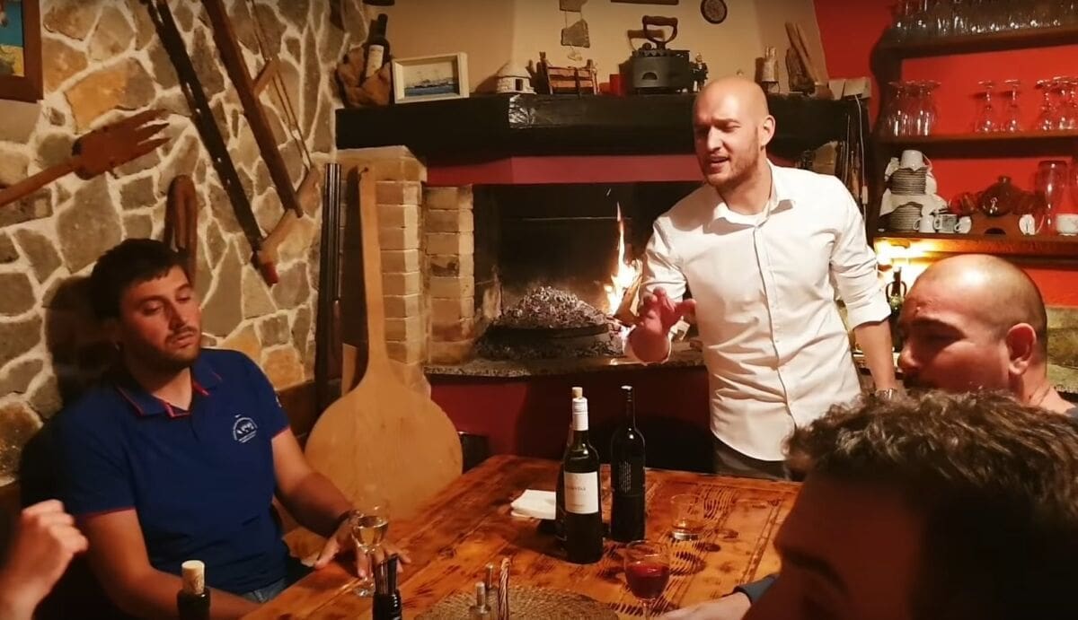 Marko Škugor odmara između dva koncerta, procurio video "pisme za ekipu" iz konobe
