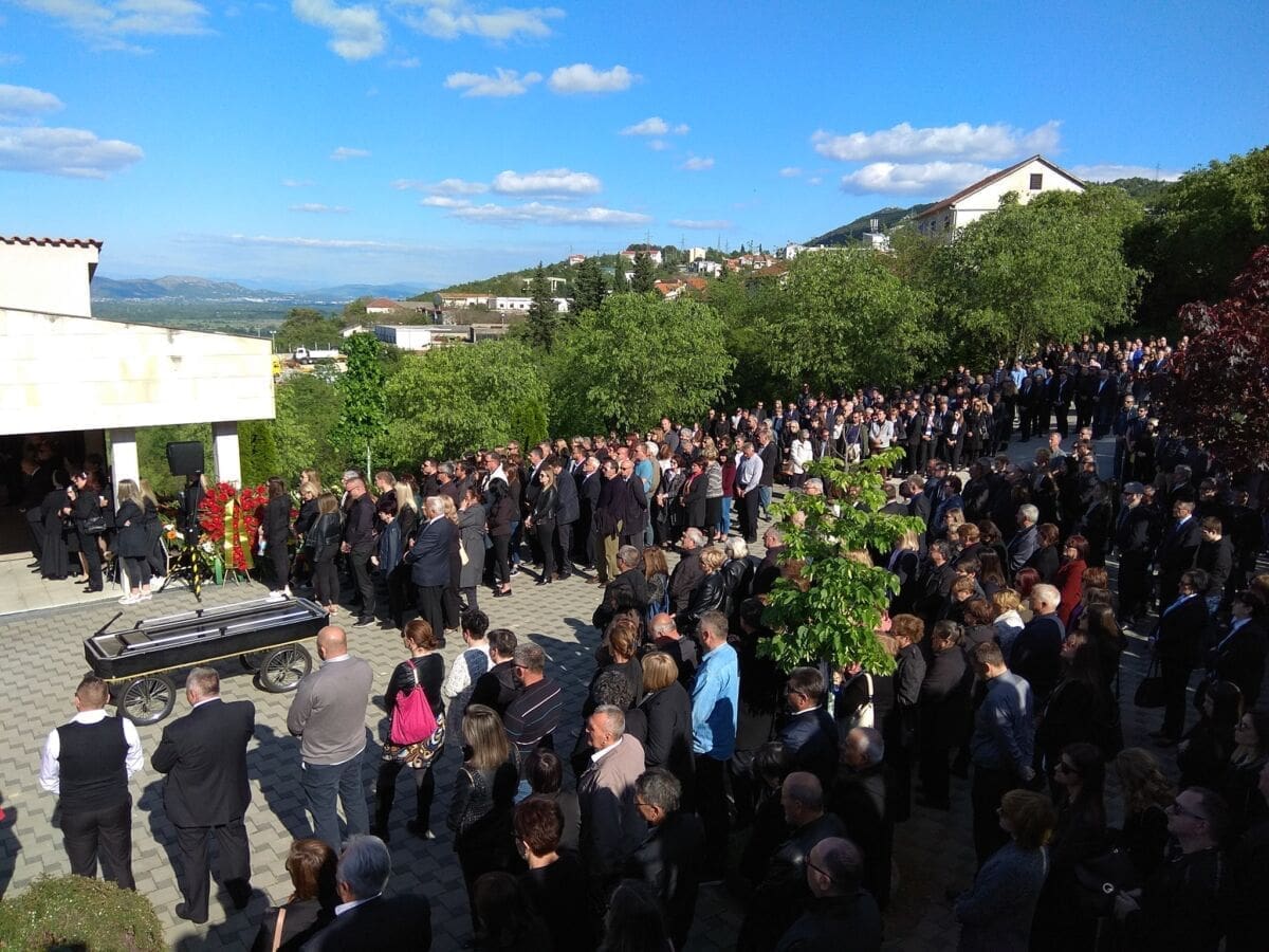 Sahrana kakvu Vrgorac ne pamti: Na posljednje počivalište ispraćen Tonći Pivac