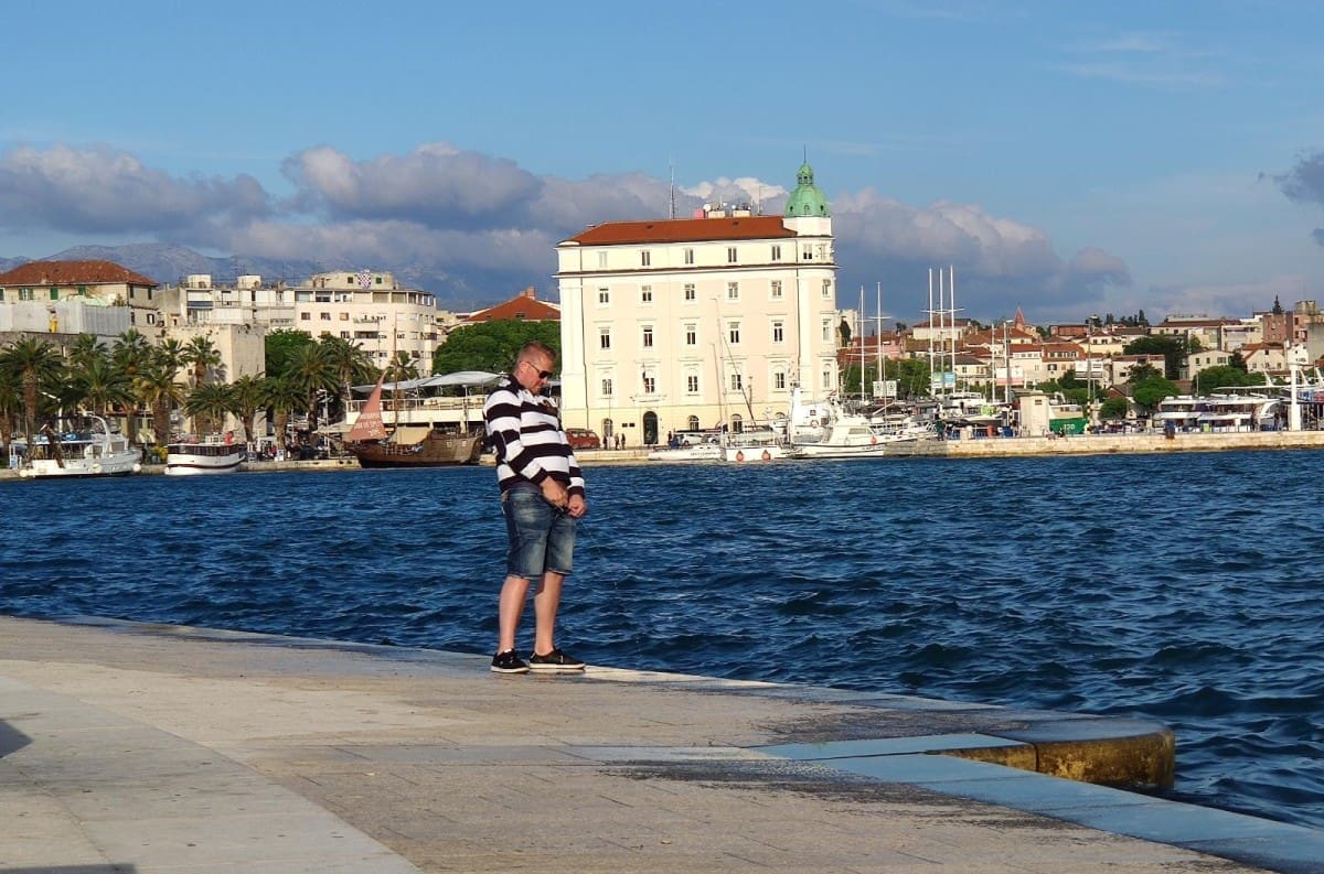 JADNO, JADNO Englez se na Matejušci usred bijela dana popišao u more