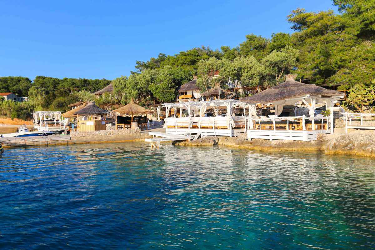 NAČELNIK ČASTI Sjeli na službeni ručak, a onda su u odijelima upali u more