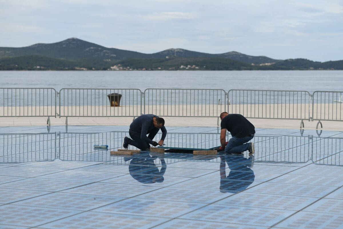Počela zamjena ploča na zadarskom Pozdravu suncu
