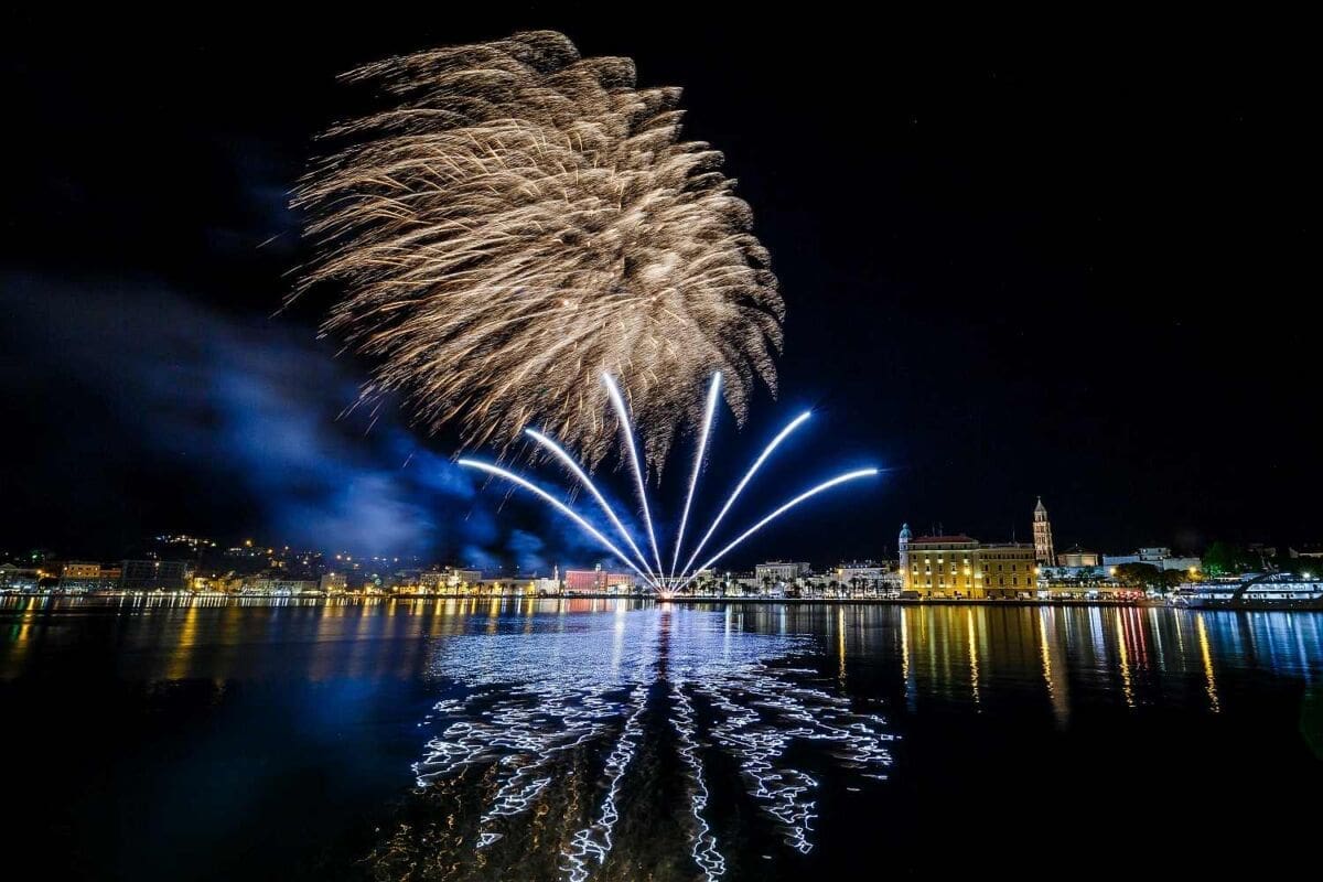 SPEKTAKULARNE FOTOGRAFIJE VATROMETA Fešta sv. Duje u Splitu završena prekrasnim prizorima