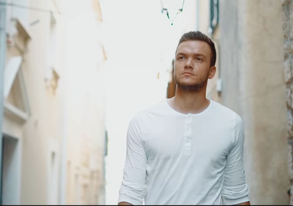 Luka Basi debitira na Splitskom festivalu pjesmom "Kad vidim boga uživo" i objavljuje album prvijenac