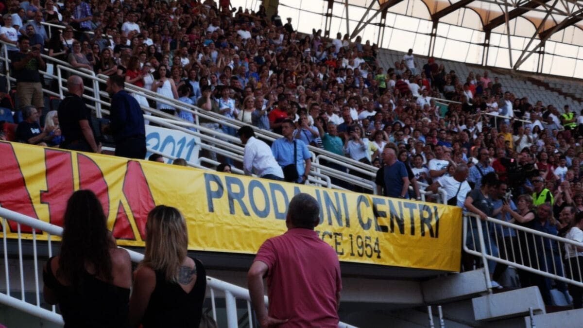 NA POLJUD STIGLI DALIĆ I VATRENI Publika ih dočekala pljeskom i ovacijama