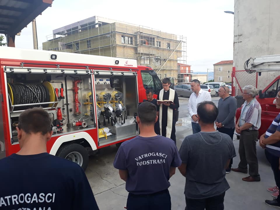 DVD Podstrana dobila vrijednu "prinovu": Društvo dobilo 1,2 milijuna kuna vrijedno navalno vatrogasno vozilo