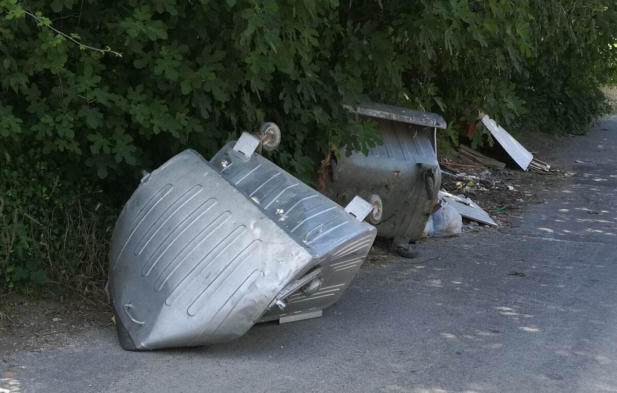 "Transformeri" na istoku Splita: Kako objasniti ovako devastirane kontejnere za otpad?