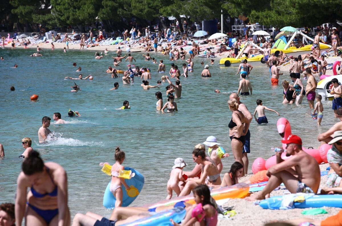 PRAVI LJETNI UGOĐAJ Pogledajte gužve na makarskim plažama