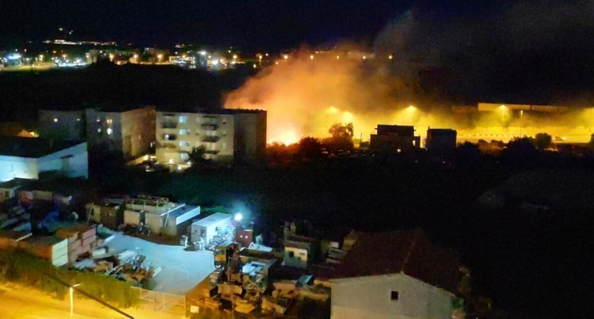 POŽAR KOD CITY CENTRA U SPLITU Bura brzo rasplamsala vatru, još brža reakcija splitskih vatrogasaca