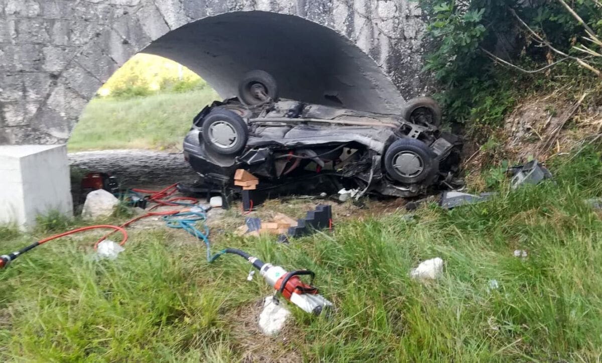 VOZAČA IZVLAČILI VATROGASCI Autom udario u kontejner i znak, pa se prevrnuo ispod mosta