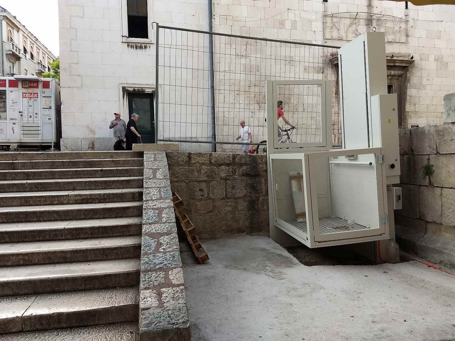 Nakon Prokurativa, postavlja se podizna platforma za osobe s invaliditetom kod Srebrnih vrata