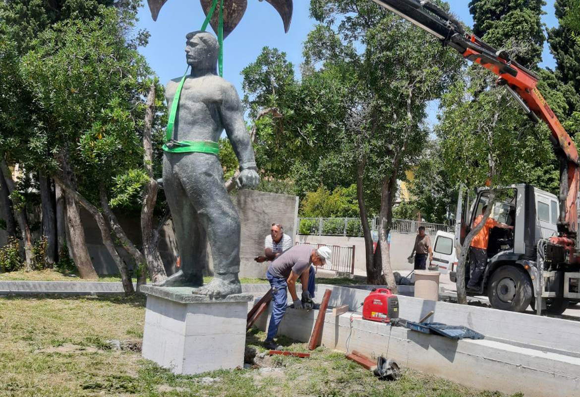 Nekad pali borac i borac za slobodu, a danas borac za demokraciju, vratio se u svoj Lukšić