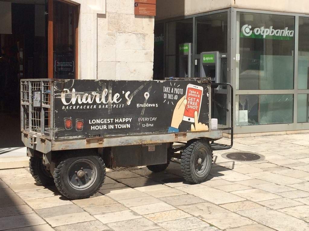 Dostavno vozilo se zabilo u izlog u staroj gradskoj jezgri: Staklo se raspršilo na sve strane