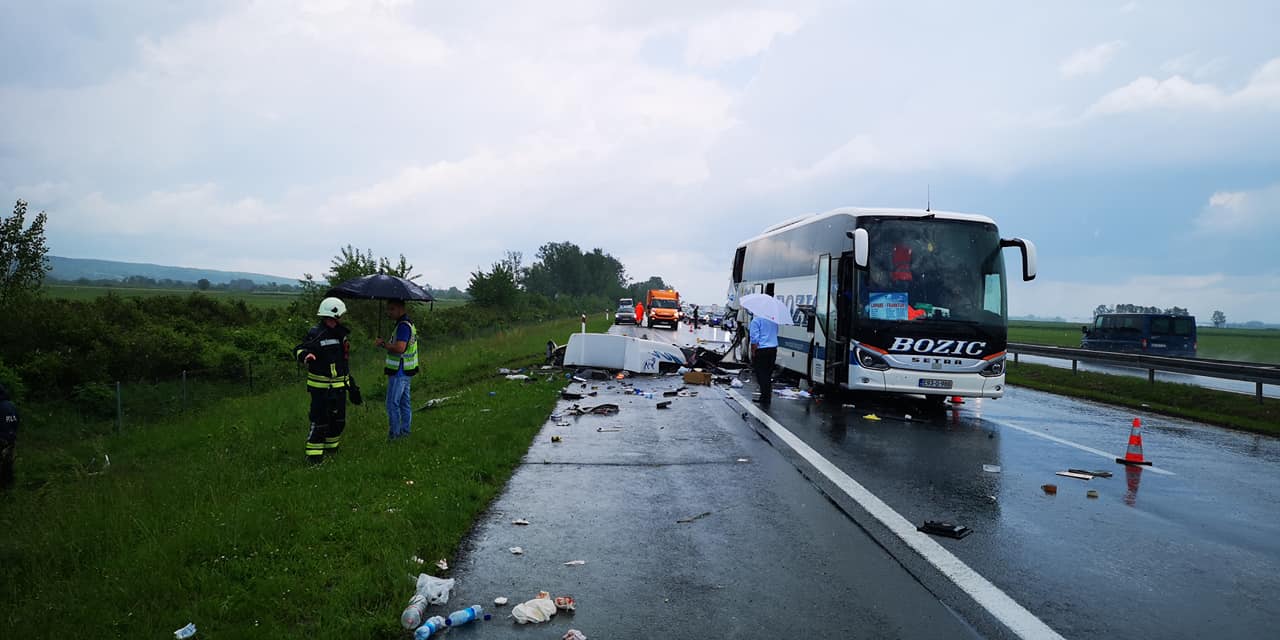 Poginuo vozač kamiona u sudaru s autobusom na autocesti