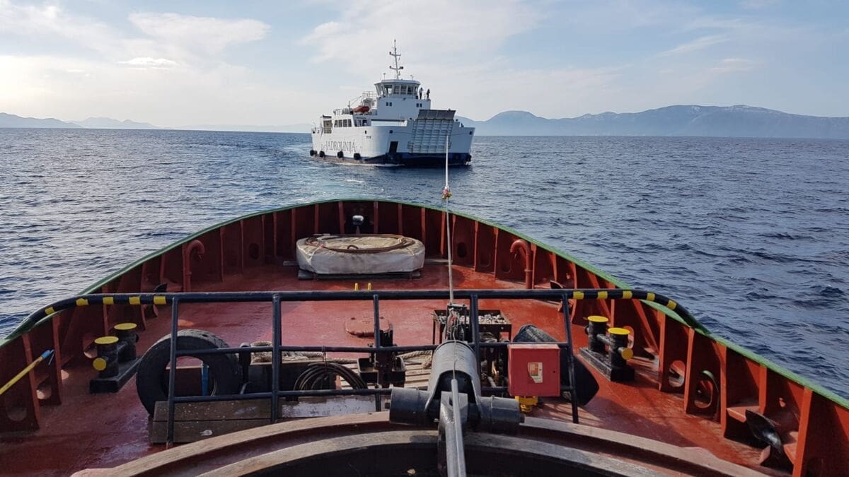 Tegli se trajekt Ston koji je prošli tjedan udario u obalu u Sućurju