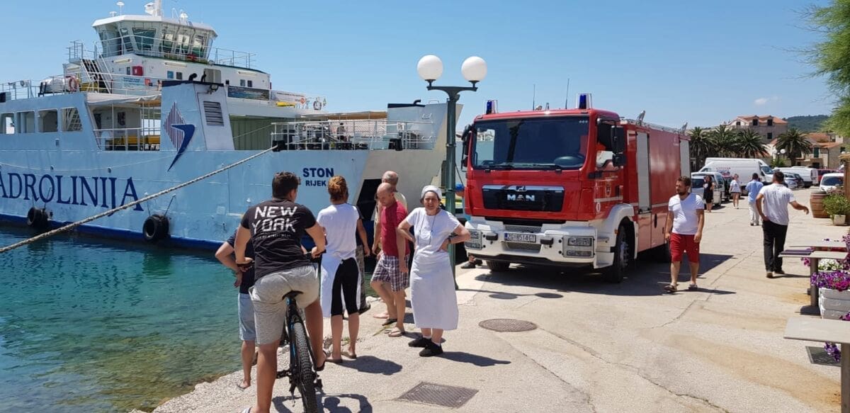 HAVARIJA U SUĆURJU Trajekt Ston se nasukao na obalu, najmanje dvoje ljudi ozlijeđeno!